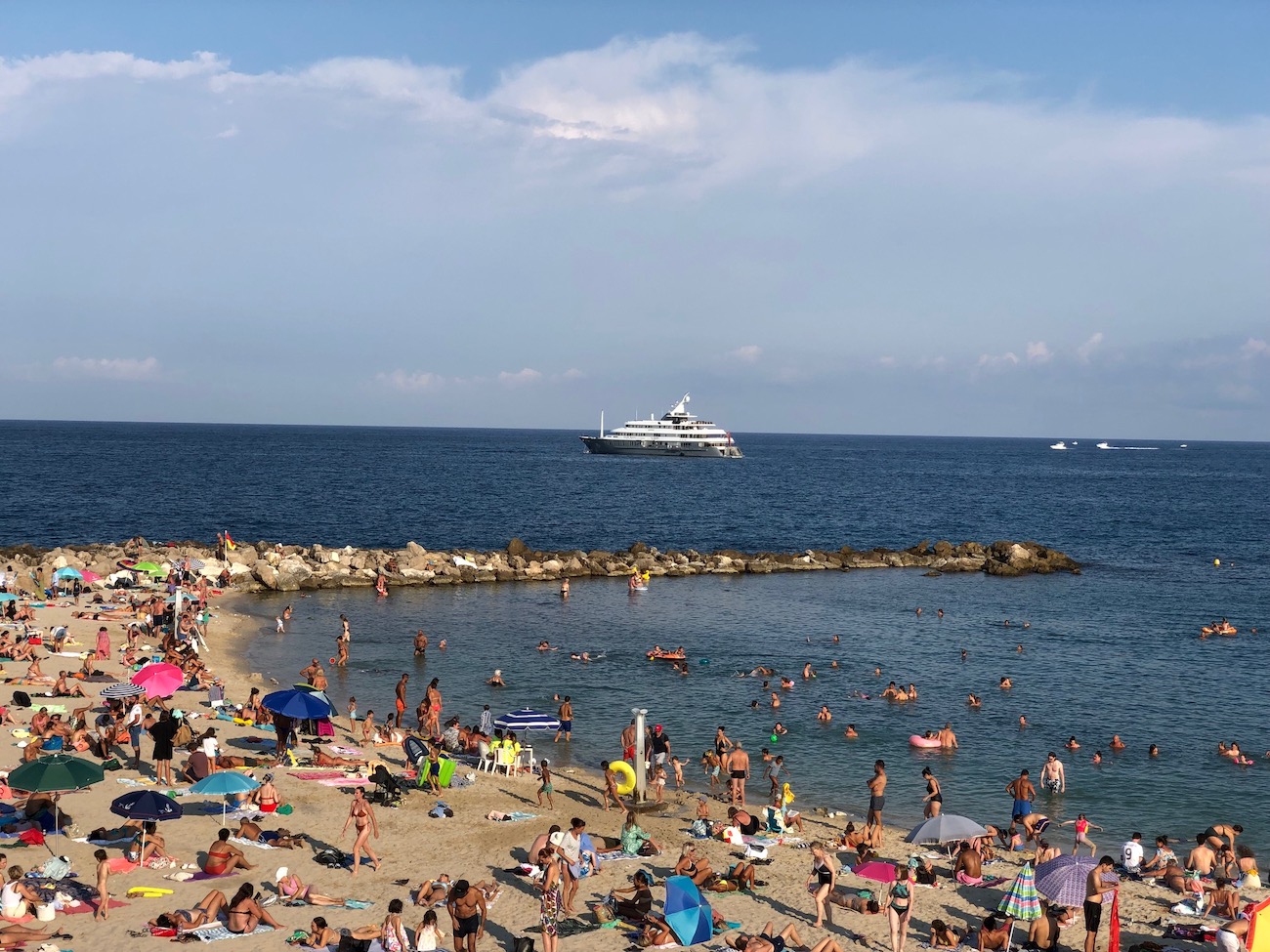 Sur le quai des milliardaires à Antibes, « le réchauffement climatique n’est pas vraiment une préoccupation »